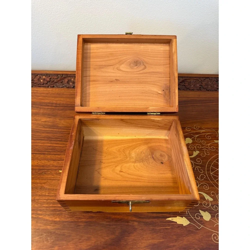 Vintage Cedar Keepsake Box with Floral Transfer Lid‎